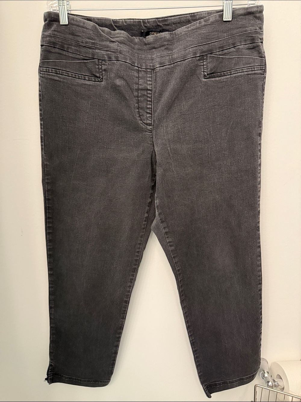 Washed look Black Women’s Stretch Crop Jeans by Renaur